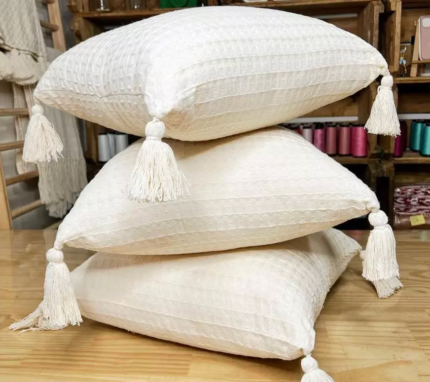 Peseira de Cama e Sofá 200x50cm com Pompom Decorativo – Toque Aconchegante | Linha BelleCama