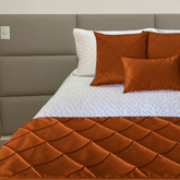 Peseira + 2 capas de almofadas Baguetes Drapeada - Maison 