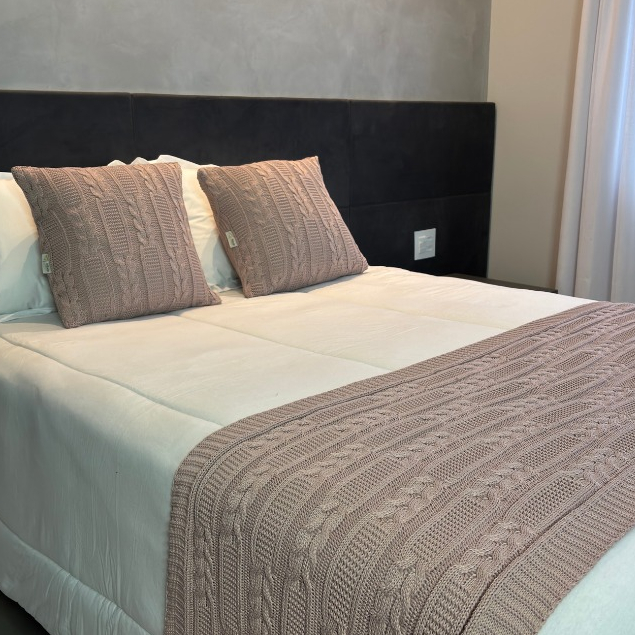 Peseira Tricot + 2 Capas de Almofada para Cama e Sofá - Linha Belle 