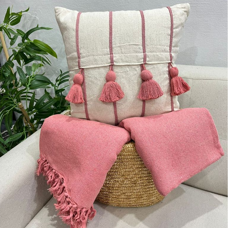 Kit Capa Almofada Pompom (1 Capa + 1 Manta) Listra Rose Decorativa Rustica Estilo Boho Colorida